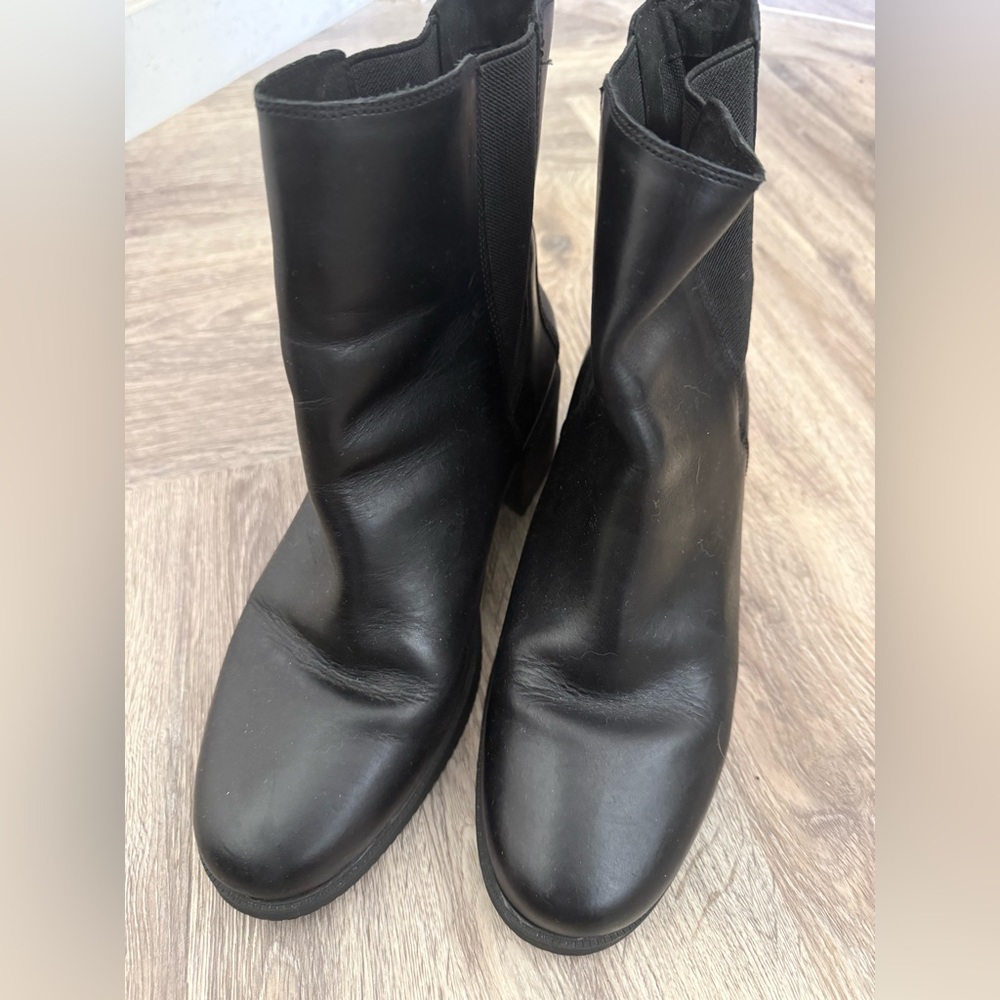 Pristine Timberland Black Leather chelsea Boots US10 1” heel